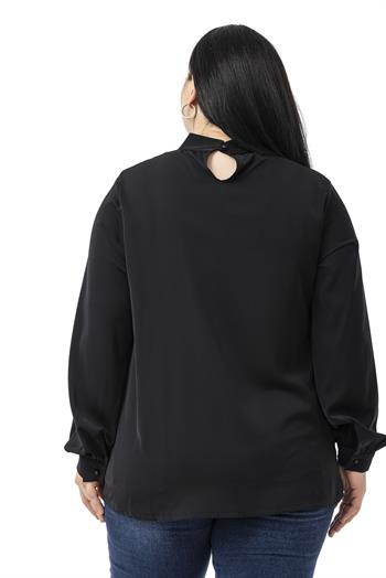 Büyük Beden Yakada Pırıltı Detaylı Manşetli Siyah Bluz