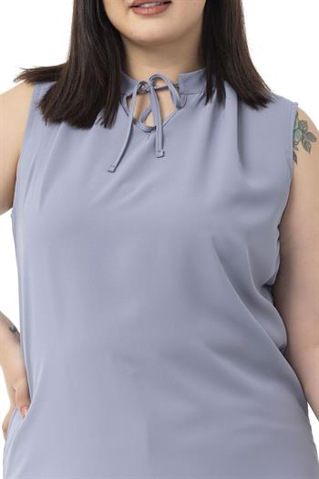 Büyük Beden Yakası Bağlamalı Dik Yaka Yanı Yırtmaçlı Dökümlü Kolsuz Gri Bluz