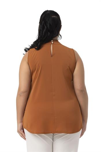 Büyük Beden Yarım Dik Yaka Asimetrik Volanlı Kolsuz Tarçın Bluz