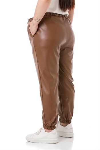 Büyük Beden Beli ve Paçası Lastikli Cepli Kahverengi Deri Pantolon