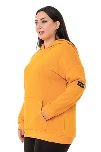 Büyük Beden Sırtında Yazı Detaylı Kapüşonlu Kanguru Cepli Üç İplik Hardal Sweatshirt