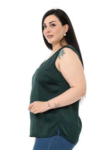Büyük Beden V Yaka Yanı Yırtmaçlı Kolsuz Saten Zümrüt Yeşil Bluz