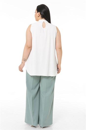 Büyük Beden Yakası Arkadan Düğmeli Dik Yaka Dökümlü Kolsuz Beyaz Bluz