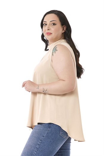 Büyük Beden Yakası Arkadan Düğmeli Dik Yaka Dökümlü Kolsuz Bej Rengi Bluz