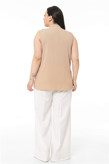 Büyük Beden Yakası İki Kat Volanlı Düğmeli Kolsuz Bej Rengi Gömlek