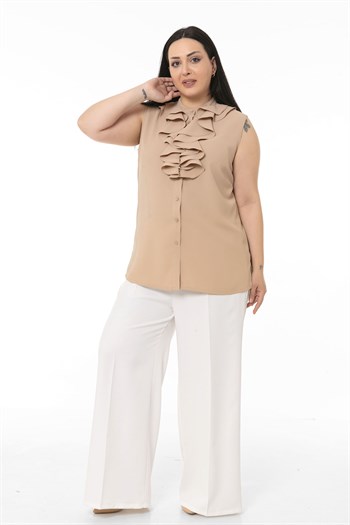 Büyük Beden Yakası İki Kat Volanlı Düğmeli Kolsuz Bej Rengi Gömlek