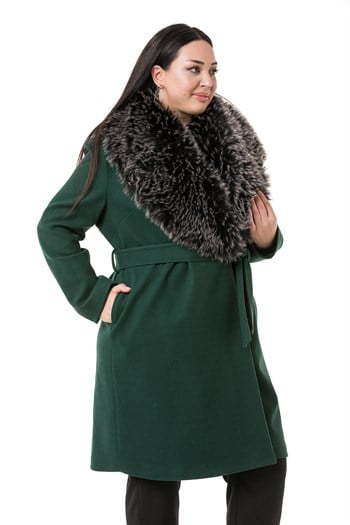 Büyük Beden Yakası Kürklü Yandan Cepli Kuşaklı Astarlı Zümrüt Yeşili Kaşe Kaban