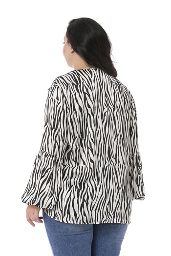 Büyük Beden Zebra Desenli Süs Cep Kapaklı Yaka Detaylı Kol Ağzı Lastikli Saten Siyah Bluz