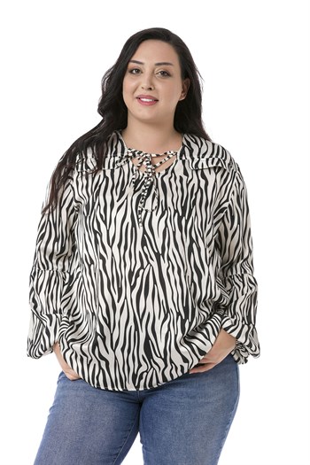Büyük Beden Zebra Desenli Süs Cep Kapaklı Yaka Detaylı Kol Ağzı Lastikli Saten Siyah Bluz