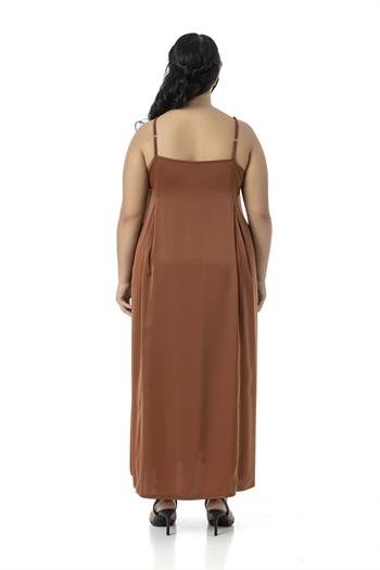 Büyük Beden Ayarlanabilir İnce Askılı Derin Plikaşe Detaylı Yırtmaçlı Saten Uzun Tarçın Elbise