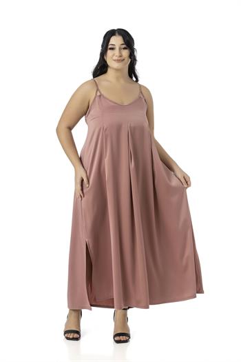 Büyük Beden Ayarlanabilir İnce Askılı Derin Plikaşe Detaylı Yırtmaçlı Saten Uzun Pudra Elbise