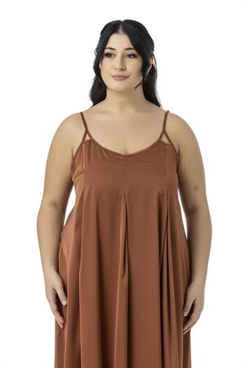 Büyük Beden Ayarlanabilir İnce Askılı Derin Plikaşe Detaylı Yırtmaçlı Saten Uzun Tarçın Elbise