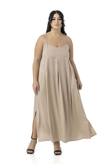 Büyük Beden Ayarlanabilir İnce Askılı Derin Plikaşe Detaylı Yırtmaçlı Saten Uzun Bej Rengi Elbise