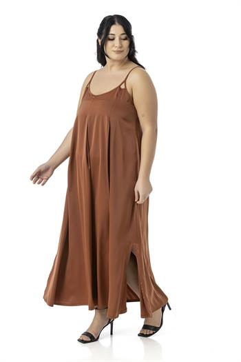 Büyük Beden Ayarlanabilir İnce Askılı Derin Plikaşe Detaylı Yırtmaçlı Saten Uzun Tarçın Elbise