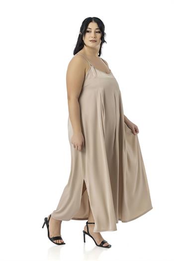 Büyük Beden Ayarlanabilir İnce Askılı Derin Plikaşe Detaylı Yırtmaçlı Saten Uzun Bej Rengi Elbise