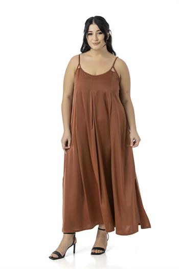 Büyük Beden Ayarlanabilir İnce Askılı Derin Plikaşe Detaylı Yırtmaçlı Saten Uzun Tarçın Elbise