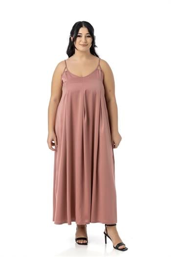 Büyük Beden Ayarlanabilir İnce Askılı Derin Plikaşe Detaylı Yırtmaçlı Saten Uzun Pudra Elbise