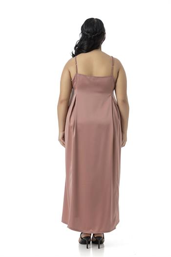 Büyük Beden Ayarlanabilir İnce Askılı Derin Plikaşe Detaylı Yırtmaçlı Saten Uzun Pudra Elbise