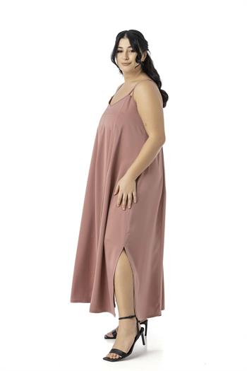 Büyük Beden Ayarlanabilir İnce Askılı Derin Plikaşe Detaylı Yırtmaçlı Saten Uzun Pudra Elbise