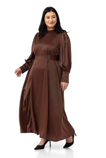 Büyük Beden Büzgülü Kollu Kuşak Detaylı Uzun Saten Kahverengi Elbise