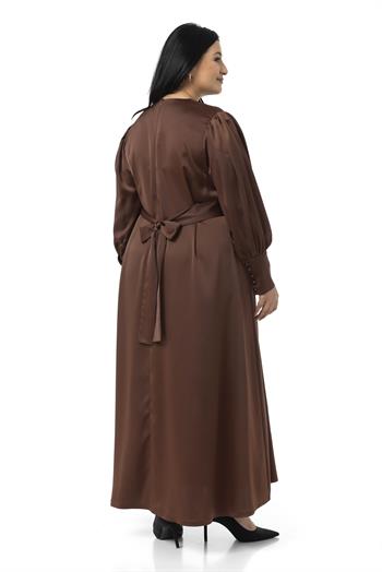 Büyük Beden Büzgülü Kollu Kuşak Detaylı Uzun Saten Kahverengi Elbise