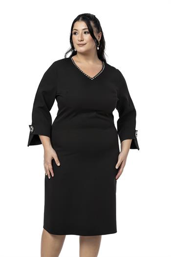 Büyük Beden V Yaka Kolda Broş ve Şifon Bant Detaylı Midi Siyah Elbise 