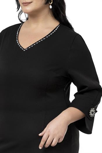 Büyük Beden V Yaka Kolda Broş ve Şifon Bant Detaylı Midi Siyah Elbise 