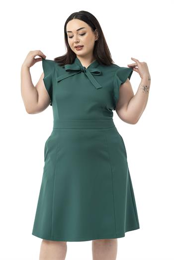 Büyük Beden Yakası Fularlı Kolları Volanlı Midi Zümrüt Yeşili Elbise 