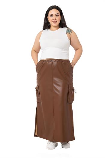 Büyük Beden Beli ve Cepleri Büzgü Detaylı Yırtmaçlı Uzun Deri Kahverengi Etek