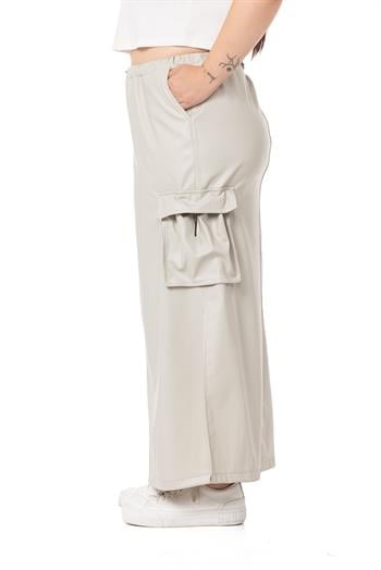 Büyük Beden Beli ve Cepleri Büzgü Detaylı Yırtmaçlı Uzun Deri Gri Etek