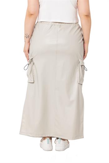 Büyük Beden Beli ve Cepleri Büzgü Detaylı Yırtmaçlı Uzun Deri Gri Etek