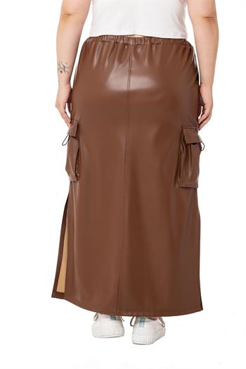 Büyük Beden Beli ve Cepleri Büzgü Detaylı Yırtmaçlı Uzun Deri Kahverengi Etek