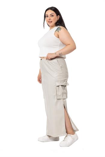 Büyük Beden Beli ve Cepleri Büzgü Detaylı Yırtmaçlı Uzun Deri Gri Etek