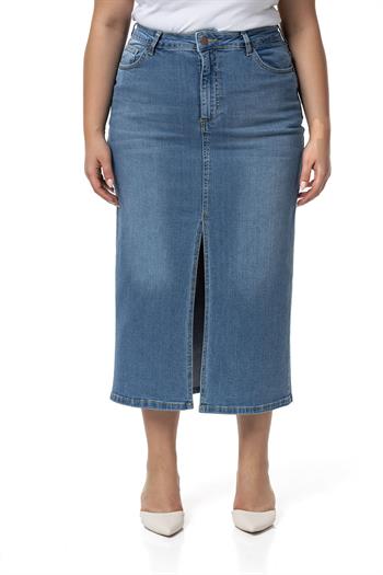 Büyük Beden Önden Yırtmaç Detaylı Beş Cepli Midi Denim Açık Mavi Etek