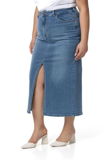 Büyük Beden Önden Yırtmaç Detaylı Beş Cepli Midi Denim Açık Mavi Etek