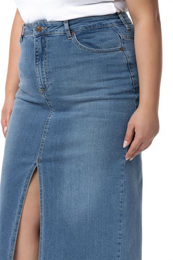 Büyük Beden Önden Yırtmaç Detaylı Beş Cepli Midi Denim Açık Mavi Etek