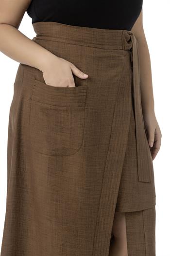 Büyük Beden Önden Yırtmaçlı Süs Bağlama Detaylı Torba Cepli Kahverengi Midi Etek