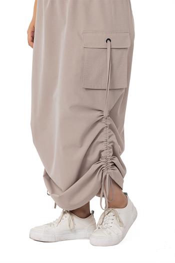 Büyük Beden Yanlardan Büzgü Detaylı Beli Lastikli Paraşüt Uzun Taş Rengi Etek