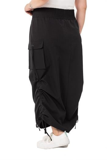 Büyük Beden Yanlardan Büzgü Detaylı Beli Lastikli Paraşüt Uzun Siyah Etek