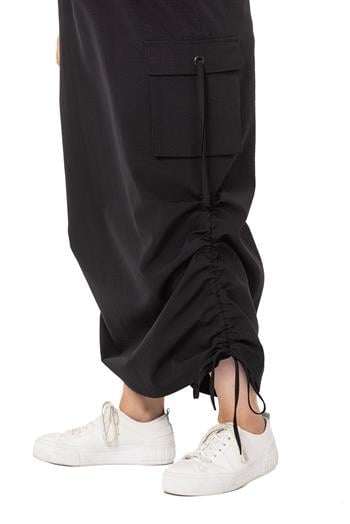 Büyük Beden Yanlardan Büzgü Detaylı Beli Lastikli Paraşüt Uzun Siyah Etek