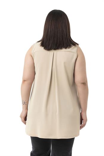 Büyük Beden Sırtta Plikaşe Detaylı Kolsuz Bej Rengi Gömlek