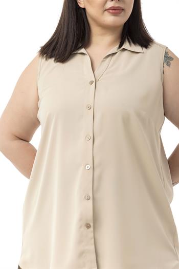 Büyük Beden Sırtta Plikaşe Detaylı Kolsuz Bej Rengi Gömlek