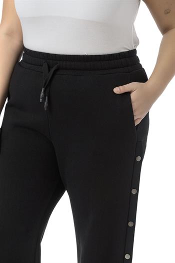 Büyük Beden Beli Lastikli ve İp Büzgülü Yanlarda Süs Çıtçıt Detaylı Siyah Eşofman Pantolon