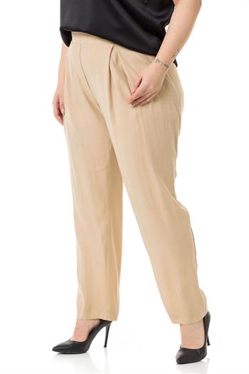 Büyük Beden Önden Pileli Beli Fermuarlı Cepsiz Dar Paça Krem Pantolon  