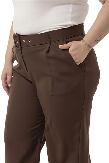 Büyük Beden Önü Pileli Cepli Kemerli Kahverengi Pantolon