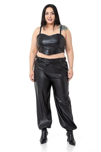 Büyük Beden Paçası Büzgü Detaylı Deri Siyah Pantolon