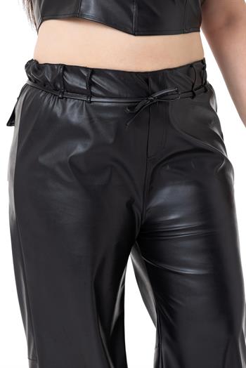 Büyük Beden Paçası Büzgü Detaylı Deri Siyah Pantolon