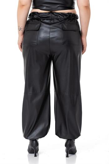 Büyük Beden Paçası Büzgü Detaylı Deri Siyah Pantolon