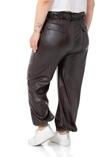 Büyük Beden Paçası Büzgü Detaylı Deri Koyu Kahverengi Pantolon