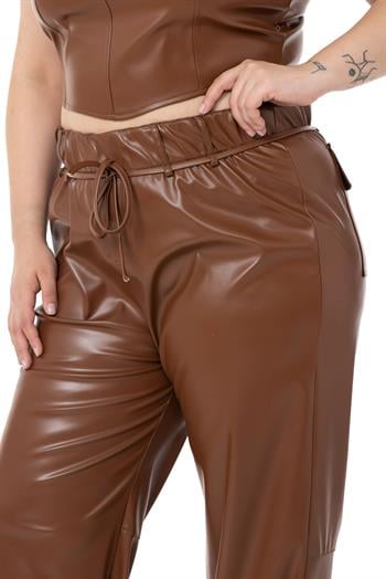 Büyük Beden Paçası Büzgü Detaylı Deri Kahverengi Pantolon